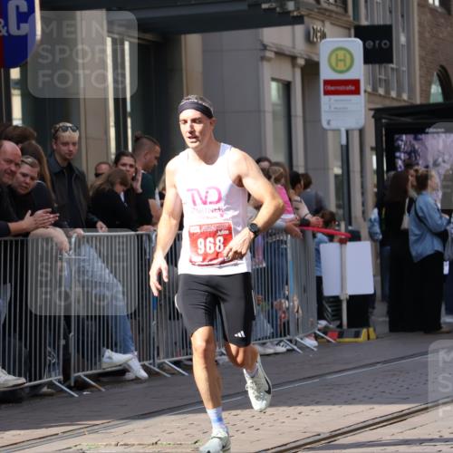 13.09.2026 - 21. swb-Marathon Bremen Strokosch-Dieckow http://msf.ph/oto/10383712 13.09.2026 12:49:41 Ziel 547, 719, 968, 1483 meine-sportfotos.de