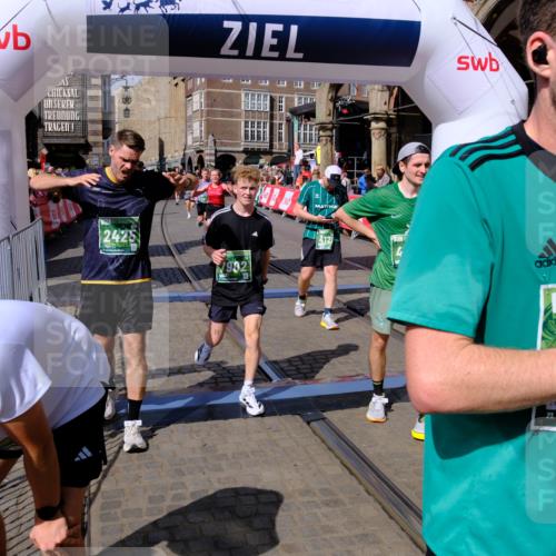 13.09.2026 - 21. swb-Marathon Bremen Tim E. http://msf.ph/oto/10383714 13.09.2026 13:21:19 Ziel 854, 1056, 1191, 1881, 2425, 2640, 3356, 3450, 3933, 4126, 4316, 4362, 4465, 4612, 4734, 5161, 6357, 6401, 6680, 6970, 7902, 8237, 8323, 8622, 8971, 9267, 9268, 13120 meine-sportfotos.de