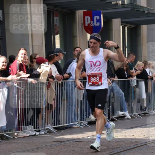 13.09.2026 - 21. swb-Marathon Bremen Strokosch-Dieckow http://msf.ph/oto/10383742 13.09.2026 12:49:42 Ziel 547, 719, 968, 1483 meine-sportfotos.de
