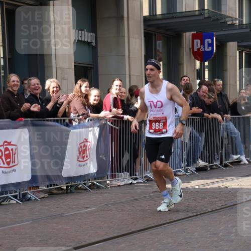13.09.2026 - 21. swb-Marathon Bremen Strokosch-Dieckow http://msf.ph/oto/10383755 13.09.2026 12:49:43 Ziel 547, 719, 968, 1483 meine-sportfotos.de