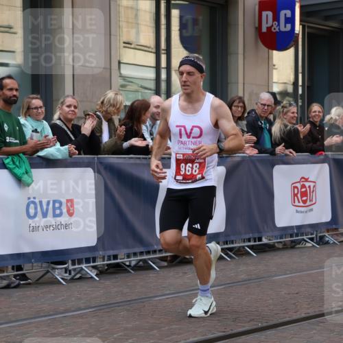 13.09.2026 - 21. swb-Marathon Bremen Strokosch-Dieckow http://msf.ph/oto/10383805 13.09.2026 12:49:44 Ziel 547, 7692, 719, 968, 1483 meine-sportfotos.de