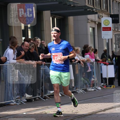 13.09.2026 - 21. swb-Marathon Bremen Strokosch-Dieckow http://msf.ph/oto/10383817 13.09.2026 12:49:51 Ziel 547, 7692, 719, 968 meine-sportfotos.de