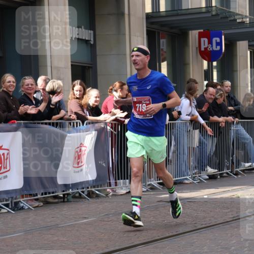 13.09.2026 - 21. swb-Marathon Bremen Strokosch-Dieckow http://msf.ph/oto/10383849 13.09.2026 12:49:52 Ziel 547, 7692, 719, 968 meine-sportfotos.de