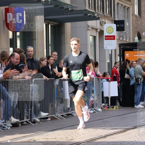 13.09.2026 - 21. swb-Marathon Bremen Strokosch-Dieckow http://msf.ph/oto/10383933 13.09.2026 12:50:00 Ziel 520, 4232, 7692, 547, 719 meine-sportfotos.de
