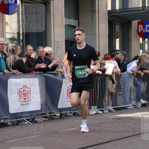 13.09.2026 - 21. swb-Marathon Bremen Strokosch-Dieckow http://msf.ph/oto/10383983 13.09.2026 12:50:02 Ziel 520, 4232, 7692, 547, 719 meine-sportfotos.de