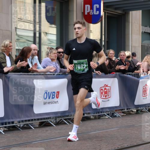 13.09.2026 - 21. swb-Marathon Bremen Strokosch-Dieckow http://msf.ph/oto/10384010 13.09.2026 12:50:03 Ziel 520, 4232, 7692, 547, 719 meine-sportfotos.de