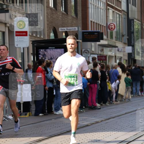 13.09.2026 - 21. swb-Marathon Bremen Strokosch-Dieckow http://msf.ph/oto/10384036 13.09.2026 12:50:10 Ziel 520, 4232, 8075, 547, 7692 meine-sportfotos.de
