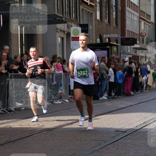 13.09.2026 - 21. swb-Marathon Bremen Strokosch-Dieckow http://msf.ph/oto/10384055 13.09.2026 12:50:11 Ziel 520, 4232, 8075, 547, 7692 meine-sportfotos.de
