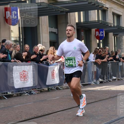 13.09.2026 - 21. swb-Marathon Bremen Strokosch-Dieckow http://msf.ph/oto/10384121 13.09.2026 12:50:12 Ziel 520, 4232, 8075, 547, 7692 meine-sportfotos.de