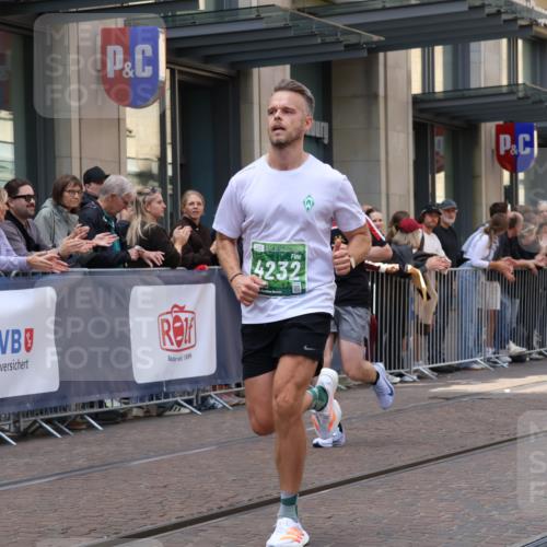 13.09.2026 - 21. swb-Marathon Bremen Strokosch-Dieckow http://msf.ph/oto/10384139 13.09.2026 12:50:13 Ziel 520, 4232, 8075, 547, 7692 meine-sportfotos.de