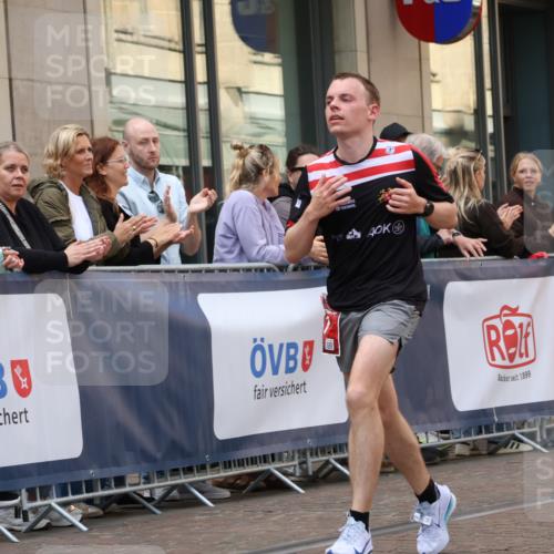 13.09.2026 - 21. swb-Marathon Bremen Strokosch-Dieckow http://msf.ph/oto/10384171 13.09.2026 12:50:13 Ziel 520, 4232, 8075, 547, 7692 meine-sportfotos.de