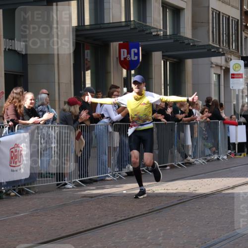 13.09.2026 - 21. swb-Marathon Bremen Strokosch-Dieckow http://msf.ph/oto/10384518 13.09.2026 12:50:55 Ziel 858, 1453, 1639, 3617, 13033, 668, 1214, 8075 meine-sportfotos.de
