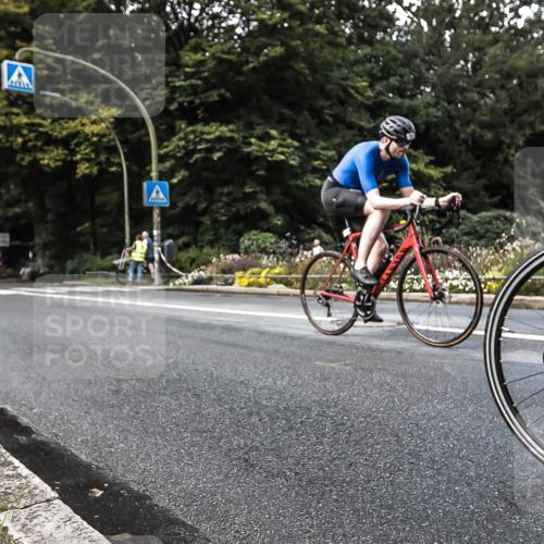 13.09.2026 - Stadtparktriathlon H.Heesch http://msf.ph/oto/10384616 13.09.2026 11:21:11 Radfahren 696, 776, 781 meine-sportfotos.de