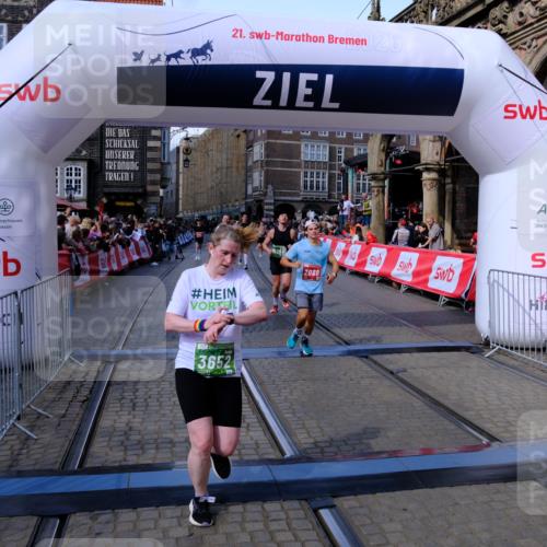 13.09.2026 - 21. swb-Marathon Bremen Tim E. http://msf.ph/oto/10384644 13.09.2026 13:22:27 Ziel 148, 1601, 1645, 2051, 2499, 3021, 3652, 4204, 4211, 6621, 7625, 7917, 8447, 8452, 8574, 8924, 9599, 9668, 9839 meine-sportfotos.de