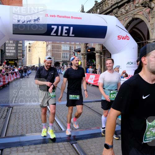 13.09.2026 - 21. swb-Marathon Bremen Tim E. http://msf.ph/oto/10384922 13.09.2026 13:22:42 Ziel 1933, 2481, 2499, 3855, 4204, 4211, 4697, 6621, 6891, 8447, 8574, 9668 meine-sportfotos.de