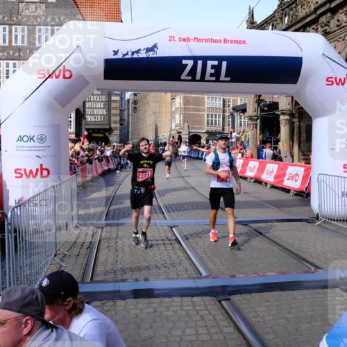 13.09.2026 - 21. swb-Marathon Bremen Tim E. http://msf.ph/oto/10384981 13.09.2026 13:22:47 Ziel 1933, 2481, 3855, 4204, 4211, 4483, 4697, 6891, 7586, 8447, 8547, 8694, 9668 meine-sportfotos.de