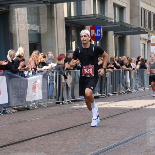 13.09.2026 - 21. swb-Marathon Bremen Strokosch-Dieckow http://msf.ph/oto/10385002 13.09.2026 12:51:13 Ziel 3617, 13033, 858, 1214, 1453, 1639 meine-sportfotos.de