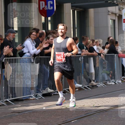 13.09.2026 - 21. swb-Marathon Bremen Strokosch-Dieckow http://msf.ph/oto/10385076 13.09.2026 12:51:15 Ziel 3617, 13033, 858, 1453, 1639 meine-sportfotos.de
