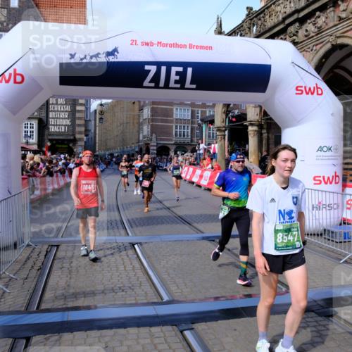 13.09.2026 - 21. swb-Marathon Bremen Tim E. http://msf.ph/oto/10385156 13.09.2026 13:22:59 Ziel 388, 913, 2402, 2481, 2771, 2806, 4483, 4697, 6707, 6737, 6792, 6891, 7586, 8547, 8551, 8694, 9090, 9510 meine-sportfotos.de