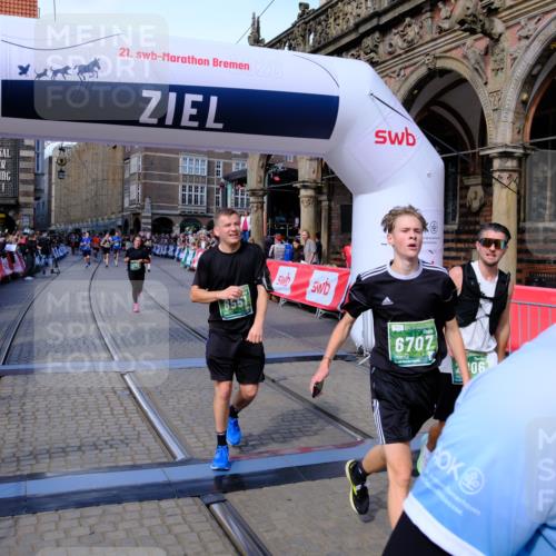 13.09.2026 - 21. swb-Marathon Bremen Tim E. http://msf.ph/oto/10385207 13.09.2026 13:23:07 Ziel 388, 913, 1963, 2040, 2402, 2771, 2806, 3145, 3560, 6707, 6737, 6792, 8377, 8551, 8646, 9090, 9510 meine-sportfotos.de