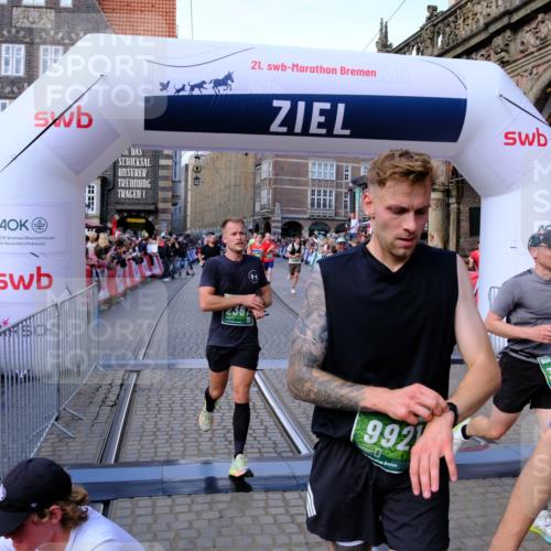 13.09.2026 - 21. swb-Marathon Bremen Tim E. http://msf.ph/oto/10385507 13.09.2026 13:23:27 Ziel 1809, 1900, 1935, 2306, 2367, 2427, 2827, 2899, 2914, 2961, 3098, 3233, 3374, 3729, 3920, 5114, 7909, 8045, 8231, 8304, 8671, 8672, 8732, 8787, 8819, 8820, 9827, 9921, 10127 meine-sportfotos.de