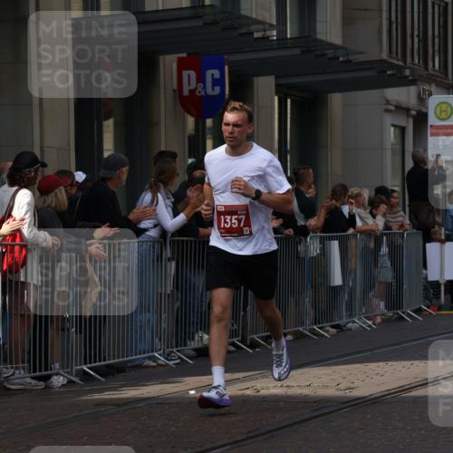 13.09.2026 - 21. swb-Marathon Bremen Strokosch-Dieckow http://msf.ph/oto/10385518 13.09.2026 12:52:26 Ziel 417, 525, 553, 2100, 7244, 7768, 8729, 525, 959, 1357, 1507 meine-sportfotos.de