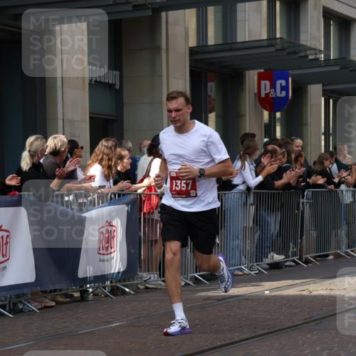13.09.2026 - 21. swb-Marathon Bremen Strokosch-Dieckow http://msf.ph/oto/10385544 13.09.2026 12:52:27 Ziel 417, 553, 2100, 7244, 7768, 8729, 525, 959, 1357, 1507, 7768 meine-sportfotos.de