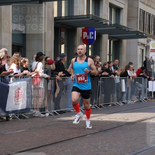 13.09.2026 - 21. swb-Marathon Bremen Strokosch-Dieckow http://msf.ph/oto/10385626 13.09.2026 12:52:31 Ziel 417, 553, 2100, 7244, 8077, 8729, 9522, 525, 959, 1357, 1507, 7768 meine-sportfotos.de
