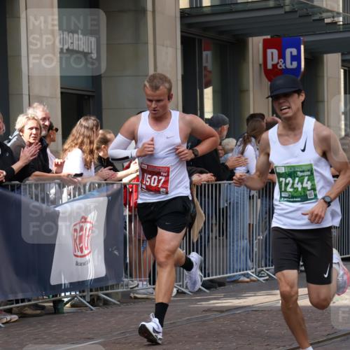 13.09.2026 - 21. swb-Marathon Bremen Strokosch-Dieckow http://msf.ph/oto/10385754 13.09.2026 12:52:34 Ziel 417, 553, 2100, 7244, 8077, 8729, 9522, 525, 959, 1357, 1507, 7768 meine-sportfotos.de