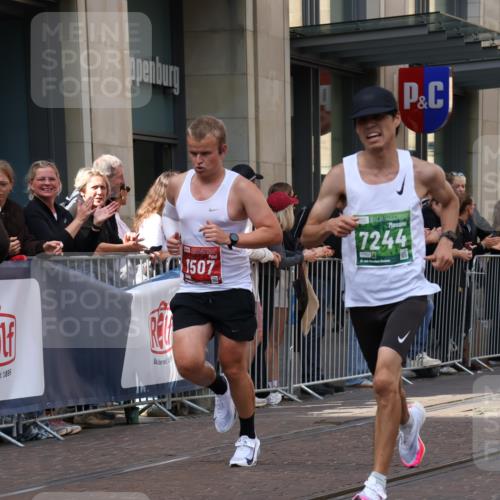 13.09.2026 - 21. swb-Marathon Bremen Strokosch-Dieckow http://msf.ph/oto/10385758 13.09.2026 12:52:35 Ziel 417, 553, 2100, 7244, 8077, 8729, 9522, 525, 959, 1357, 1507, 7768 meine-sportfotos.de