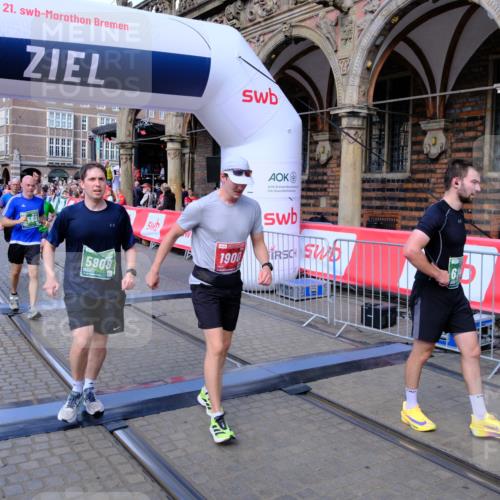 13.09.2026 - 21. swb-Marathon Bremen Tim E. http://msf.ph/oto/10385797 13.09.2026 13:24:01 Ziel 135, 2288, 2485, 2490, 2560, 2627, 3138, 3642, 3856, 4601, 4671, 5011, 5116, 5231, 5908, 6157, 6332, 6648, 6843, 7216, 7475, 8095, 8290, 8560, 10115, 13197 meine-sportfotos.de
