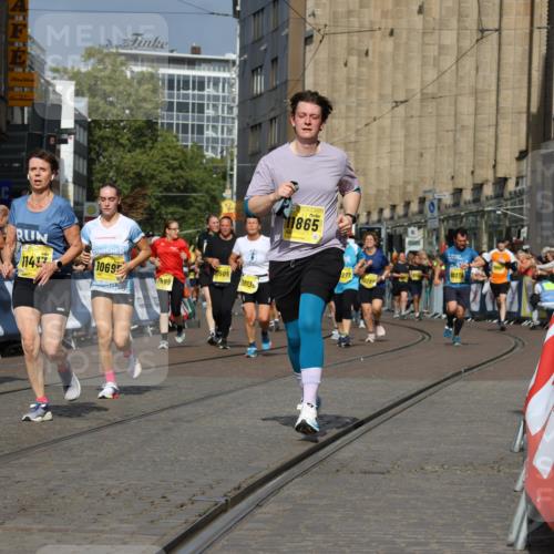 13.09.2026 - 21. swb-Marathon Bremen Strokosch-Dieckow http://msf.ph/oto/10385860 13.09.2026 11:07:32 Ziel 10156, 10205, 10360, 10488, 11100, 11123, 11246, 11393, 11439, 11600, 11684, 11696, 11759, 11822, 11823, 11917, 12020, 12173, 12255, 12266, 12536, 10279, 10280, 10363, 10364, 10505, 10580, 10595, 10661, 10830, 10871, 10907, 10935, 11037, 11223, 11515, 11643, 11899, 11924, 11934, 12097, 12167, 12168, 12194, 12307, 12419, 12509 meine-sportfotos.de