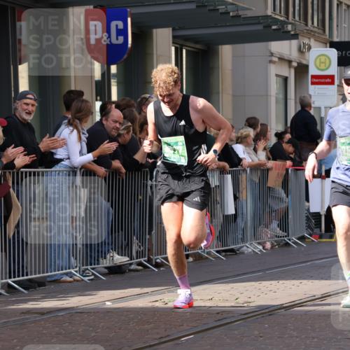 13.09.2026 - 21. swb-Marathon Bremen Strokosch-Dieckow http://msf.ph/oto/10385874 13.09.2026 12:52:46 Ziel 417, 2585, 7650, 8077, 9522, 525, 553, 2100, 7244, 7768, 8729 meine-sportfotos.de