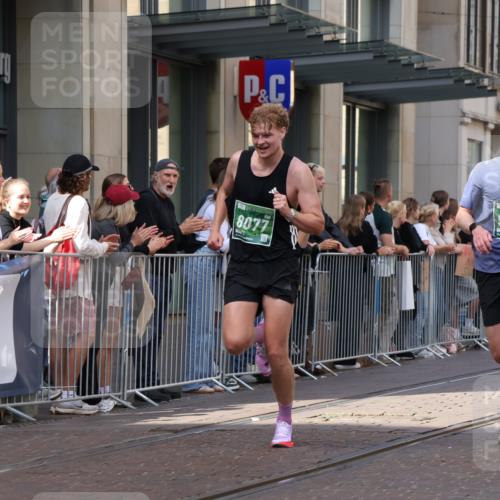 13.09.2026 - 21. swb-Marathon Bremen Strokosch-Dieckow http://msf.ph/oto/10385881 13.09.2026 12:52:46 Ziel 417, 2585, 7650, 8077, 9522, 525, 553, 2100, 7244, 7768, 8729 meine-sportfotos.de