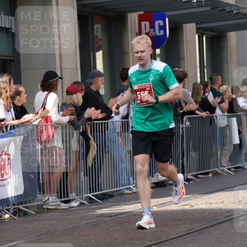 13.09.2026 - 21. swb-Marathon Bremen Strokosch-Dieckow http://msf.ph/oto/10385955 13.09.2026 12:52:55 Ziel 2585, 2670, 7650, 8081, 417, 553, 2100, 7244, 8077, 8729, 9522 meine-sportfotos.de
