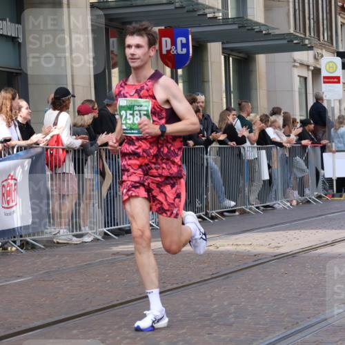 13.09.2026 - 21. swb-Marathon Bremen Strokosch-Dieckow http://msf.ph/oto/10386024 13.09.2026 12:52:58 Ziel 2585, 2670, 3080, 7650, 8081, 417, 553, 2100, 7244, 8077, 8729, 9522 meine-sportfotos.de