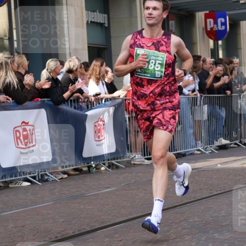 13.09.2026 - 21. swb-Marathon Bremen Strokosch-Dieckow http://msf.ph/oto/10386031 13.09.2026 12:52:59 Ziel 2585, 2670, 3080, 7650, 8081, 417, 553, 2100, 7244, 8077, 8729, 9522 meine-sportfotos.de