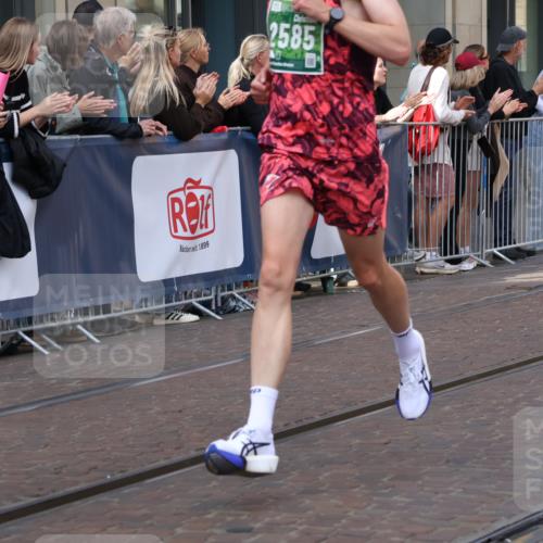 13.09.2026 - 21. swb-Marathon Bremen Strokosch-Dieckow http://msf.ph/oto/10386039 13.09.2026 12:52:59 Ziel 2585, 2670, 3080, 7650, 8081, 417, 553, 2100, 7244, 8077, 8729, 9522 meine-sportfotos.de