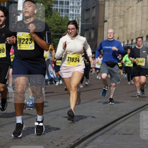 13.09.2026 - 21. swb-Marathon Bremen Strokosch-Dieckow http://msf.ph/oto/10386190 13.09.2026 11:07:47 Ziel 10138, 10205, 10279, 10280, 10363, 10364, 10488, 10501, 10505, 10695, 10748, 10907, 11123, 11246, 11417, 11767, 11865, 11899, 11917, 12020, 12167, 12168, 12173, 12210, 12266, 12277, 12419, 12536, 10139, 10660, 10674, 10937, 11044, 11378, 11404, 11833, 11958, 12024, 12031, 12066, 12511, 12512 meine-sportfotos.de
