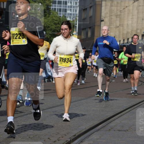 13.09.2026 - 21. swb-Marathon Bremen Strokosch-Dieckow http://msf.ph/oto/10386201 13.09.2026 11:07:47 Ziel 10138, 10205, 10279, 10280, 10363, 10364, 10488, 10501, 10505, 10695, 10748, 10907, 11123, 11246, 11417, 11767, 11865, 11899, 11917, 12020, 12167, 12168, 12173, 12210, 12266, 12277, 12419, 12536, 10139, 10660, 10674, 10937, 11044, 11378, 11404, 11833, 11958, 12024, 12031, 12066, 12511, 12512 meine-sportfotos.de