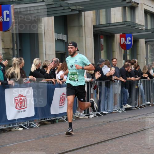 13.09.2026 - 21. swb-Marathon Bremen Strokosch-Dieckow http://msf.ph/oto/10386396 13.09.2026 12:53:37 Ziel 272, 5160, 6112, 13212, 1089, 1168, 1606, 2352, 2670, 3080, 3606, 8081 meine-sportfotos.de