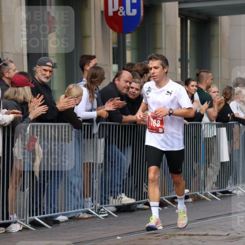 13.09.2026 - 21. swb-Marathon Bremen Strokosch-Dieckow http://msf.ph/oto/10386496 13.09.2026 12:53:43 Ziel 1256, 1629, 5160, 6112, 9399, 9617, 13212, 272, 1089, 1168, 1606, 2352, 3080, 3606 meine-sportfotos.de