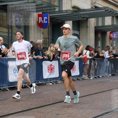 13.09.2026 - 21. swb-Marathon Bremen Strokosch-Dieckow http://msf.ph/oto/10386577 13.09.2026 12:53:52 Ziel 1256, 1629, 6112, 9399, 9617, 272, 1089, 1168, 1606, 3606, 5160, 13212 meine-sportfotos.de