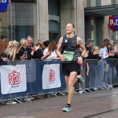13.09.2026 - 21. swb-Marathon Bremen Strokosch-Dieckow http://msf.ph/oto/10386609 13.09.2026 12:53:53 Ziel 1256, 1629, 6112, 9399, 9617, 272, 1089, 1168, 1606, 3606, 5160, 13212 meine-sportfotos.de