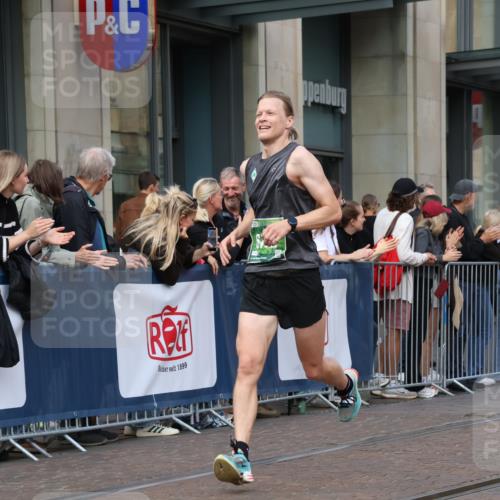 13.09.2026 - 21. swb-Marathon Bremen Strokosch-Dieckow http://msf.ph/oto/10386618 13.09.2026 12:53:53 Ziel 1256, 1629, 6112, 9399, 9617, 272, 1089, 1168, 1606, 3606, 5160, 13212 meine-sportfotos.de