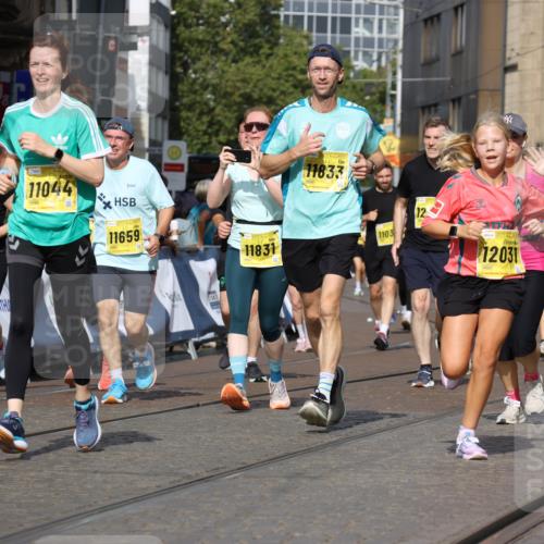 13.09.2026 - 21. swb-Marathon Bremen Strokosch-Dieckow http://msf.ph/oto/10386632 13.09.2026 11:08:08 Ziel 10580, 10595, 10660, 10661, 10674, 10830, 10871, 10935, 10937, 11037, 11223, 11515, 11643, 11924, 11934, 12024, 12097, 12194, 12307, 12509, 12511, 12512, 10135, 10188, 10793, 10851, 11032, 11263, 11509, 12315, 12325 meine-sportfotos.de