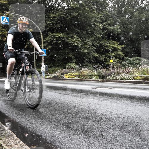 13.09.2026 - Stadtparktriathlon H.Heesch http://msf.ph/oto/10386654 13.09.2026 12:02:39 Radfahren 854, 860, 946, 1029 meine-sportfotos.de