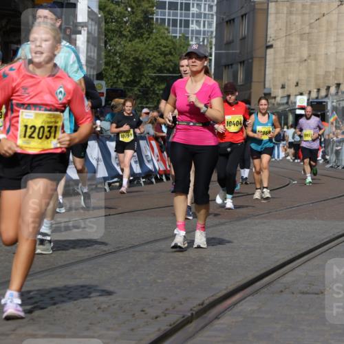 13.09.2026 - 21. swb-Marathon Bremen Strokosch-Dieckow http://msf.ph/oto/10386688 13.09.2026 11:08:10 Ziel 10139, 10595, 10660, 10661, 10674, 10830, 10871, 10937, 11037, 11515, 11643, 12024, 12031, 12066, 12097, 12194, 12307, 12509, 12511, 12512, 10135, 10188, 10793, 10851, 11032, 11124, 11263, 11509, 12073, 12164, 12315, 12325 meine-sportfotos.de