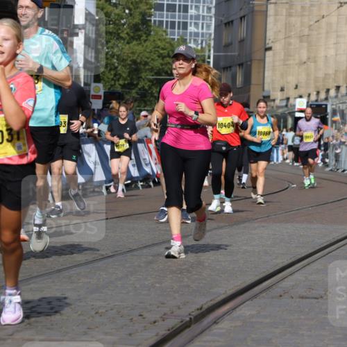 13.09.2026 - 21. swb-Marathon Bremen Strokosch-Dieckow http://msf.ph/oto/10386707 13.09.2026 11:08:10 Ziel 10139, 10595, 10660, 10661, 10674, 10830, 10871, 10937, 11037, 11515, 11643, 12024, 12031, 12066, 12097, 12194, 12307, 12509, 12511, 12512, 10135, 10188, 10793, 10851, 11032, 11124, 11263, 11509, 12073, 12164, 12315, 12325 meine-sportfotos.de