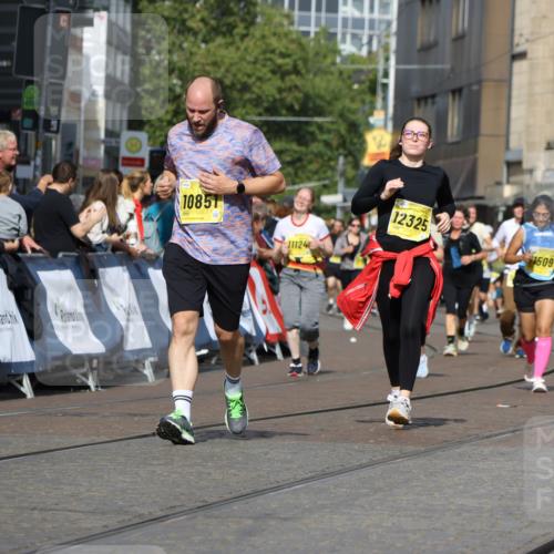 13.09.2026 - 21. swb-Marathon Bremen Strokosch-Dieckow http://msf.ph/oto/10386806 13.09.2026 11:08:19 Ziel 10139, 10404, 10493, 10660, 10674, 10767, 10859, 10937, 11044, 11378, 11404, 11659, 11831, 11833, 11958, 12024, 12031, 12066, 12160, 12248, 12384, 12389, 12511, 12512, 10229, 11065, 11124, 11509, 11560, 11561, 11678, 11888, 11968, 12073, 12164, 12315, 12410, 12516 meine-sportfotos.de